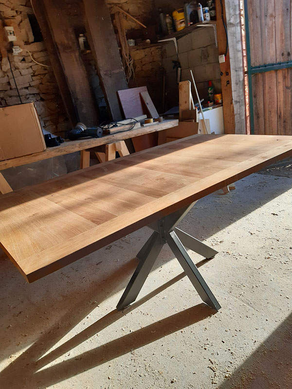 table en chêne massif et pieds mikado par menuisier Ardèche