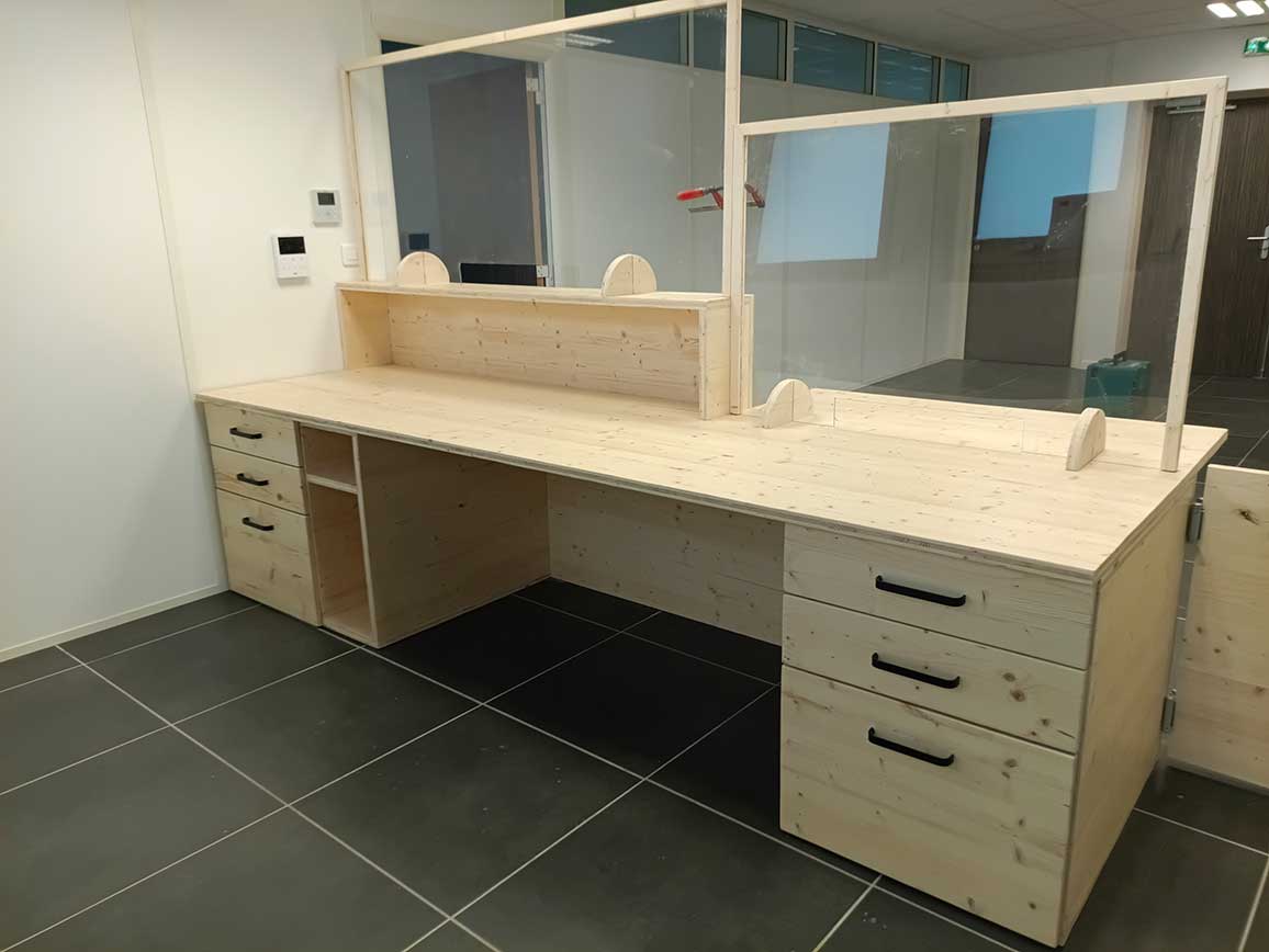 Bureau d’accueil par menuisier Ardeche