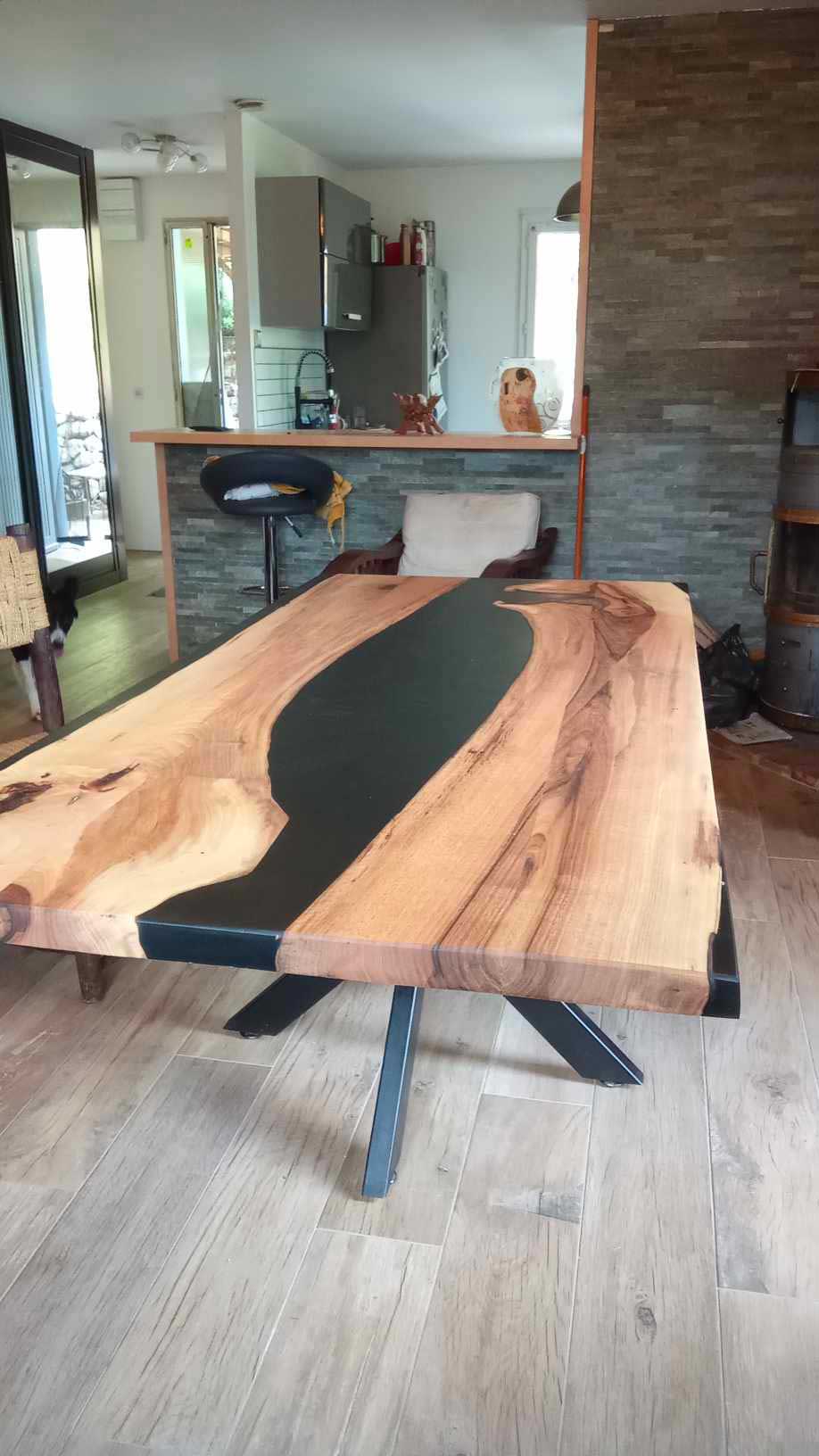 Table en noyer et résine époxy