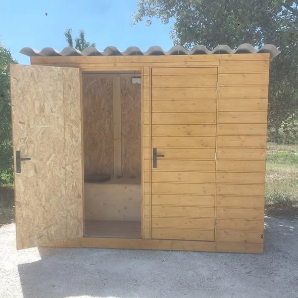 Cabanon toilettes sèches en ossature bois par menuisier Ardèche
