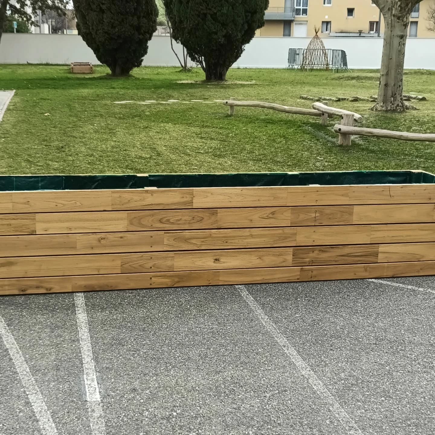 Jardinière XXL en acacia par menuisier Ardèche
