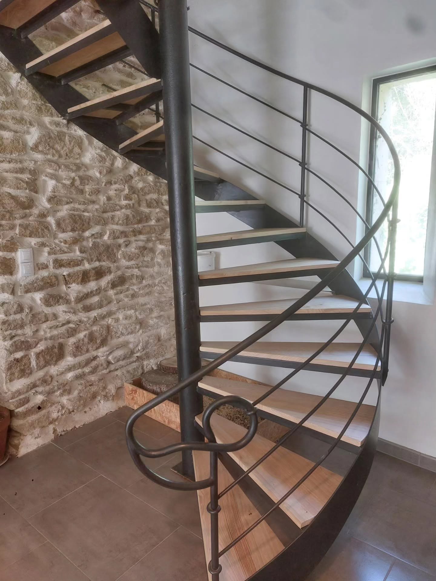 Marches d’escalier en châtaignier massif par menuisier Ardèche