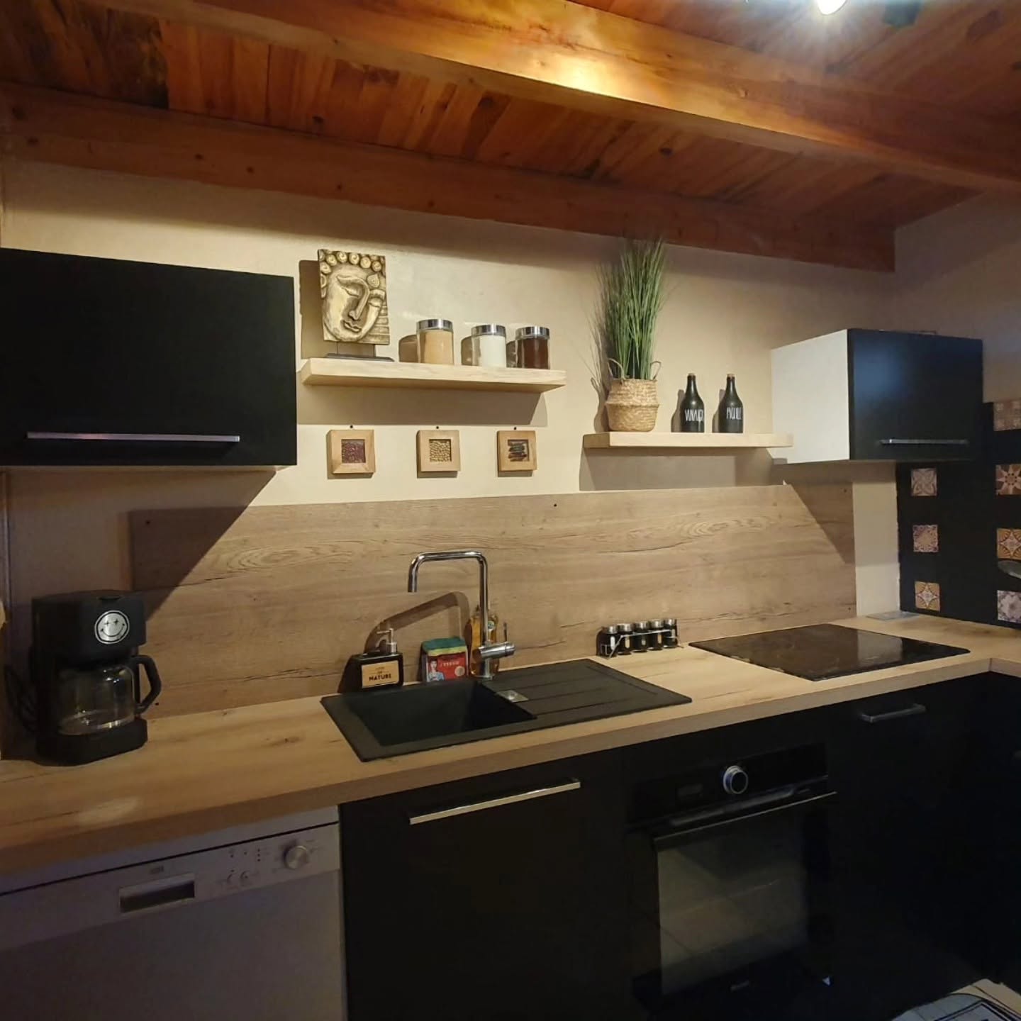 Rénovation d’une cuisine de studio par menuisier Ardèche