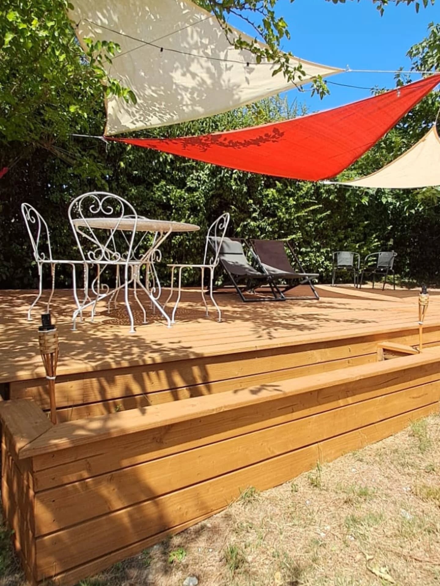 Terrasse en douglas avec jardinière par menuisier Ardèche